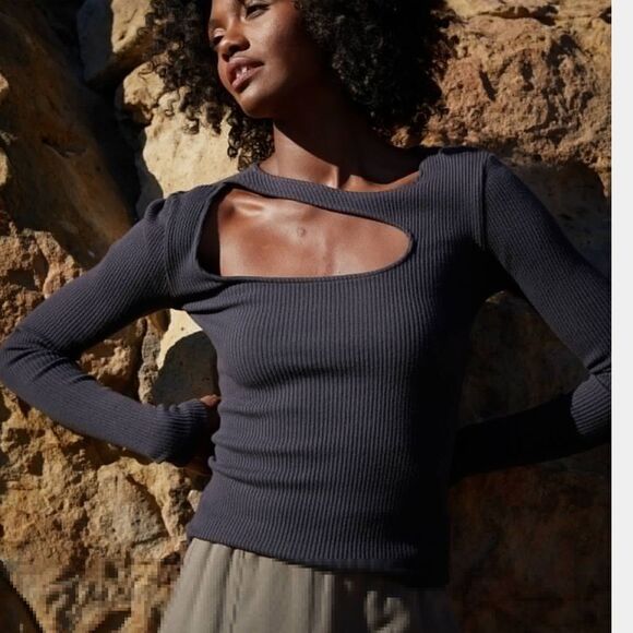 Monrow Cut Out Ribbed Top - Picture 1 of 8